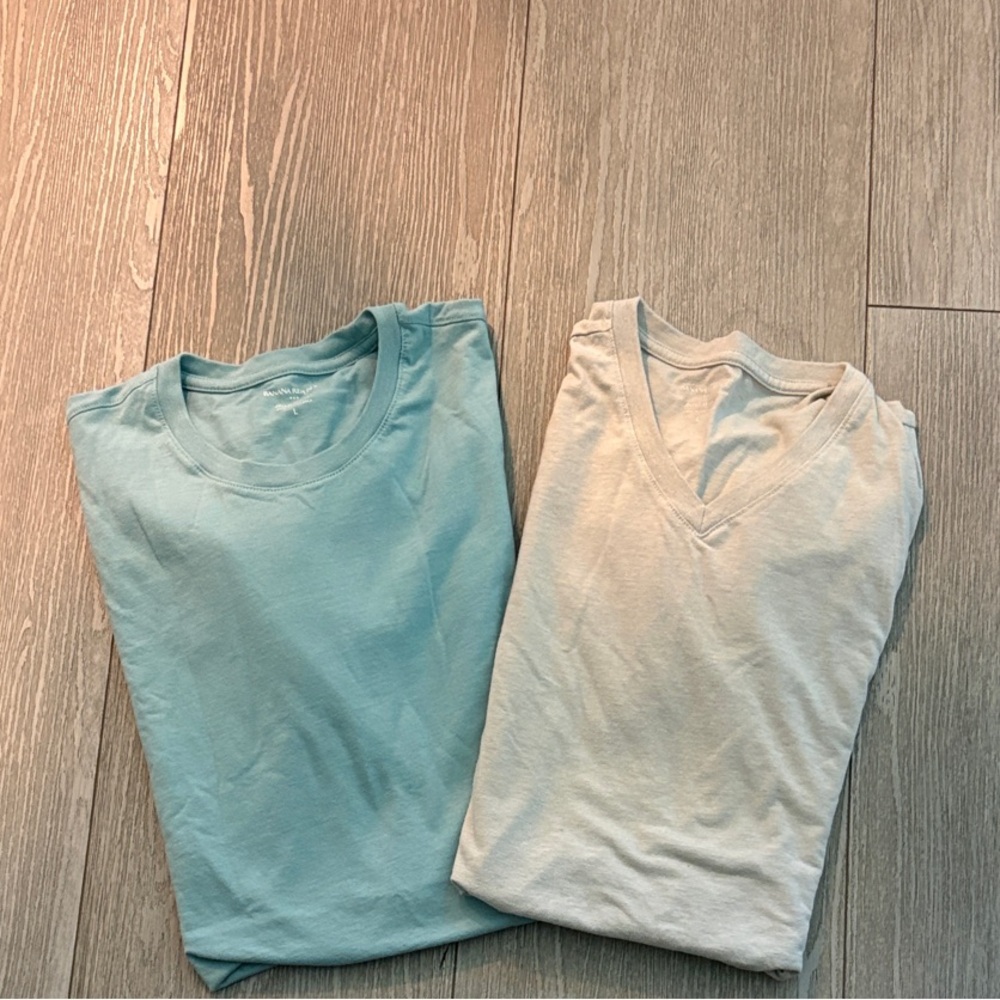 Lot of 2 Men’s Large Banana Republic Seafoam Green Crew Neck T and Cream V-Neck